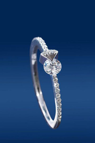 Δαχτυλίδι με πολύτιμους λίθους υψηλής ποιότητας σε μοντέρμο design.